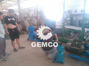 河南鄭州客戶:300型動盤顆粒機壓制煙桿顆粒 河南鄭州客戶:300型動盤顆粒機壓制煙桿顆粒